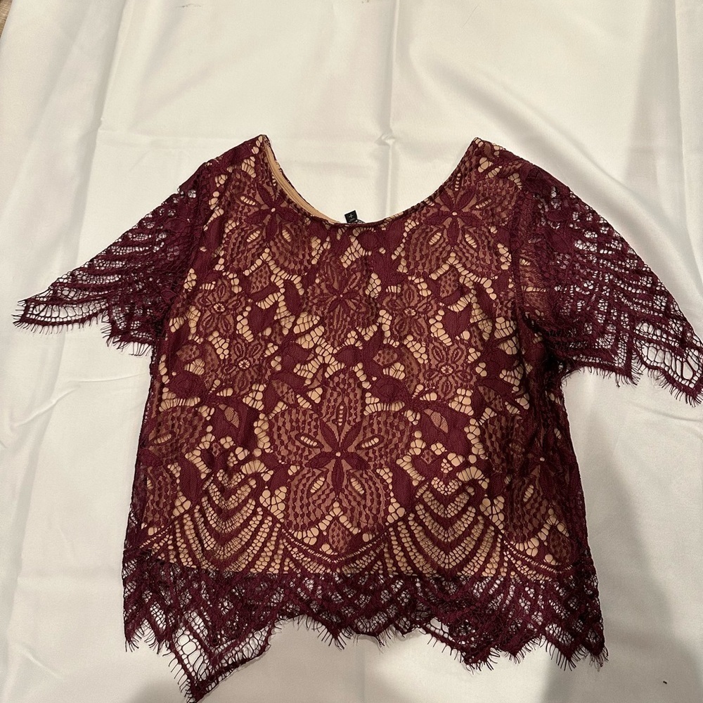 Express short sleeve lace burgundy top - size small - Picture 4 of 4